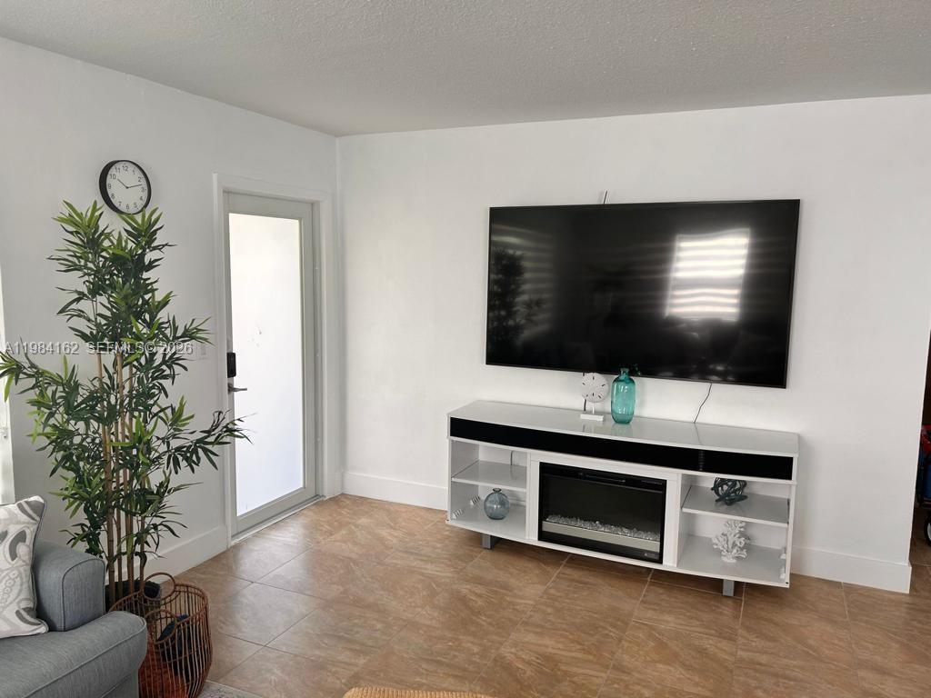 6900 SW 3rd St Pembroke Pines, FL 33023