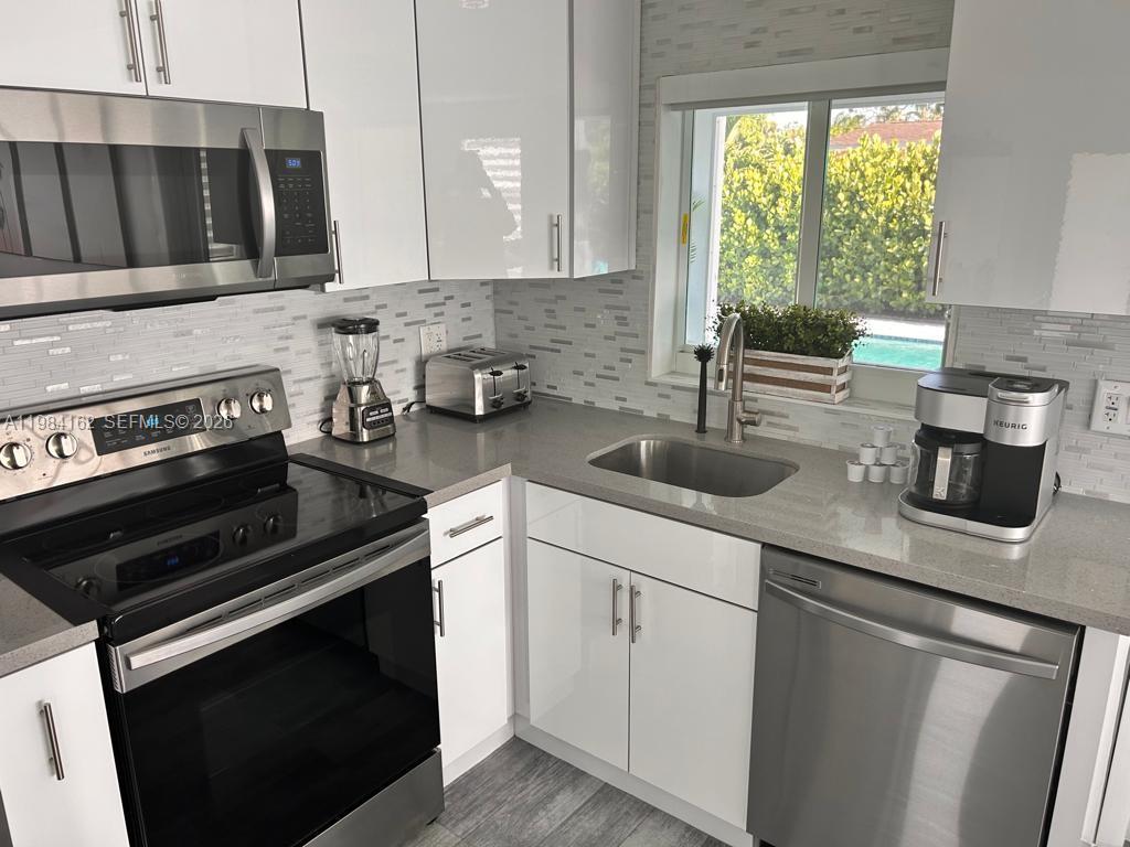 6900 SW 3rd St Pembroke Pines, FL 33023