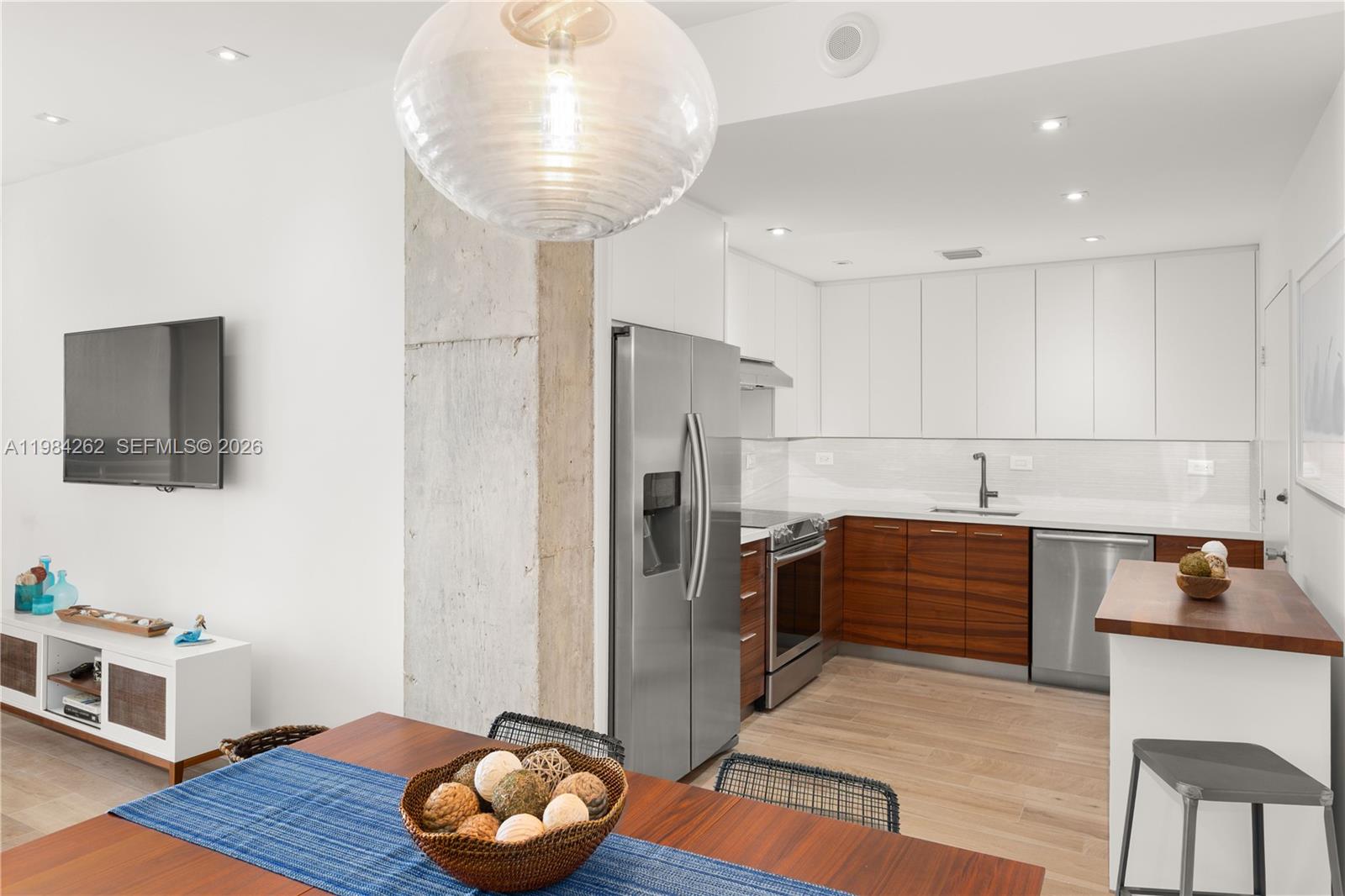 5555 Collins Ave #17J Miami Beach, FL 33140