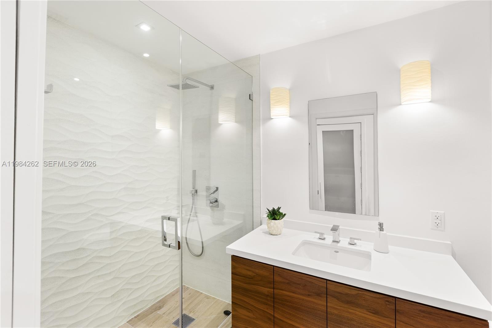 5555 Collins Ave #17J Miami Beach, FL 33140