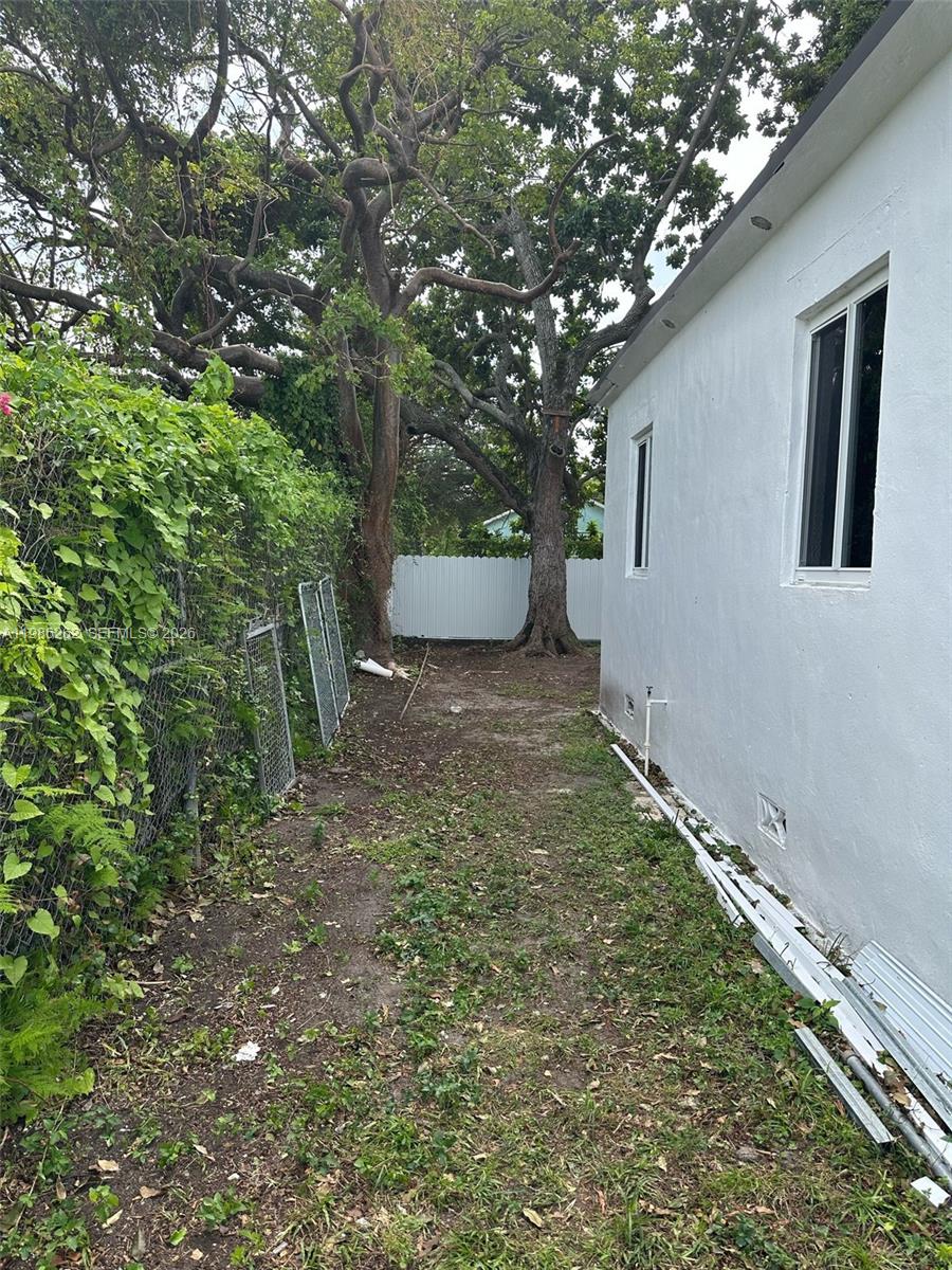 1812 NW 64th St Miami, FL 33147