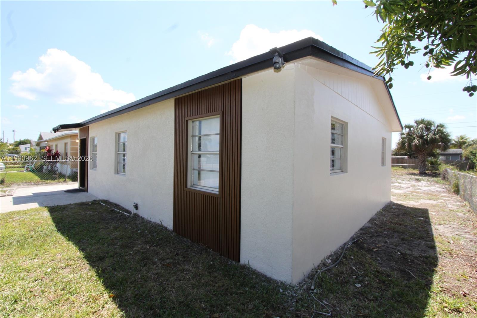 530 NW 10th Ave Boynton Beach, FL 33435