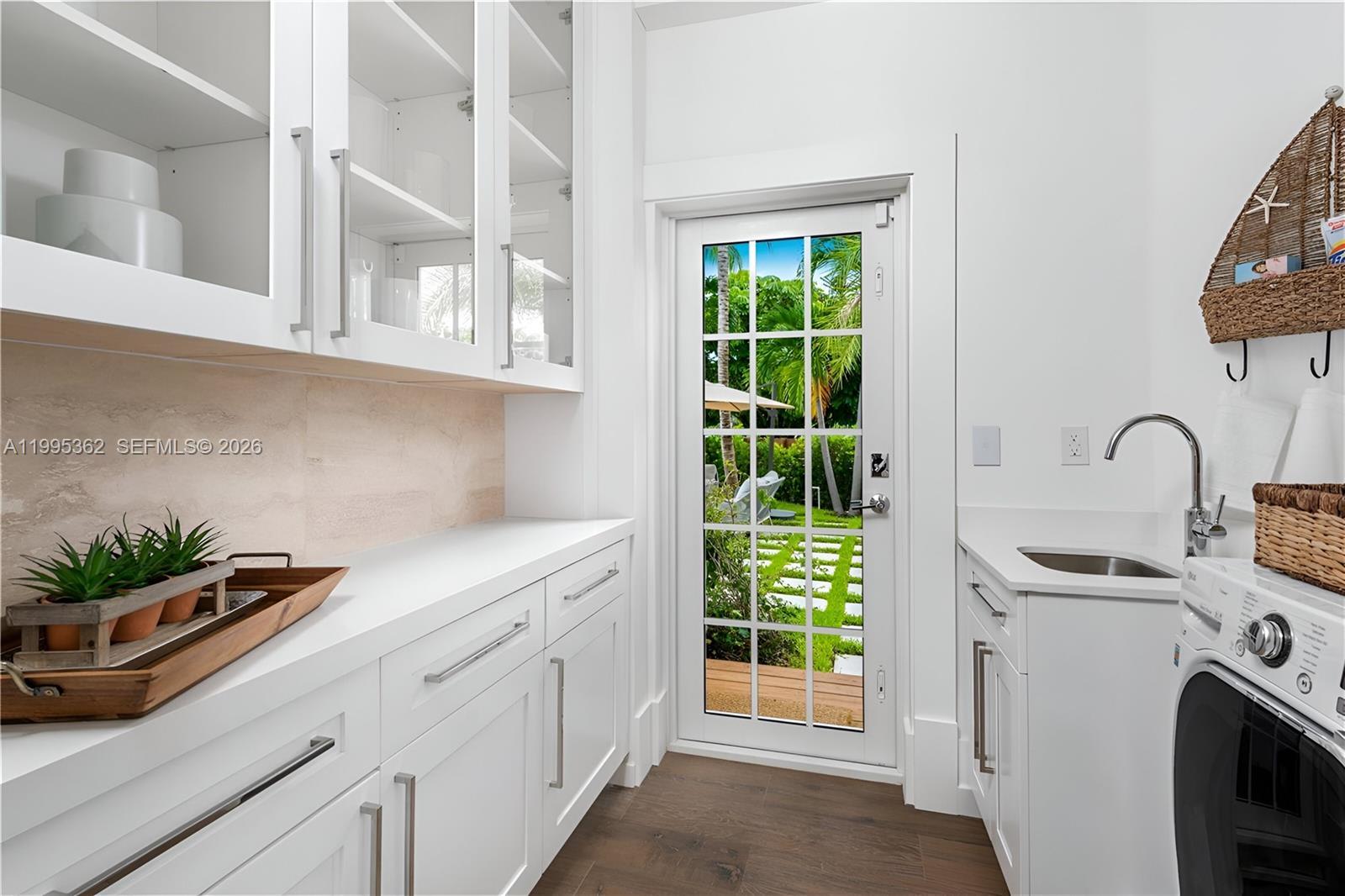 2575 Pine Tree Dr #. Miami Beach, FL 33140