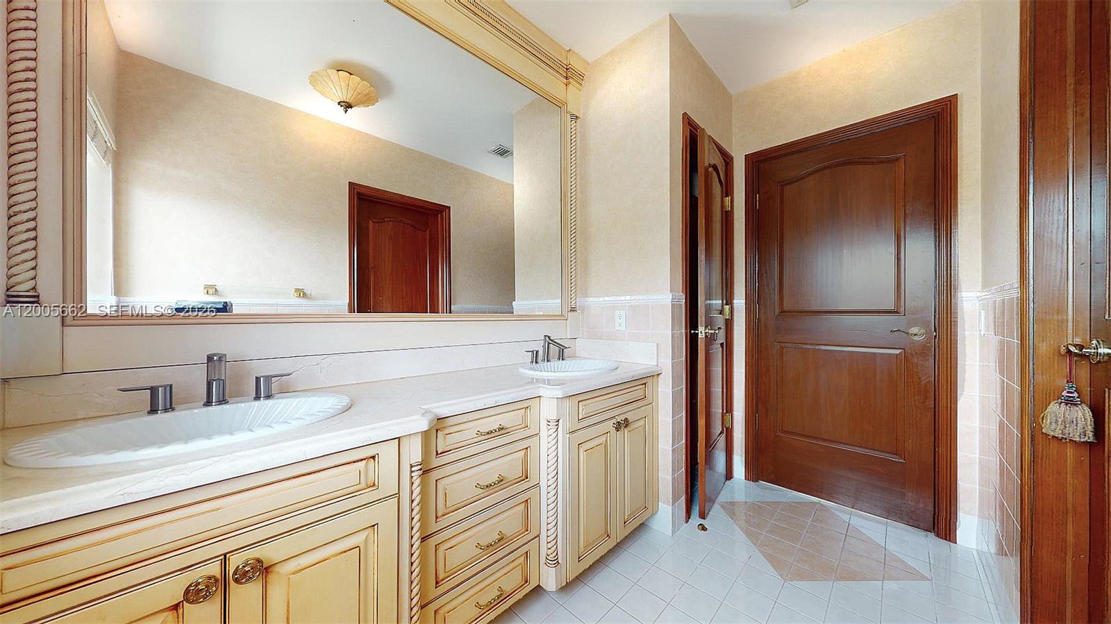 1131 Stillwater Dr Miami Beach, FL 33141