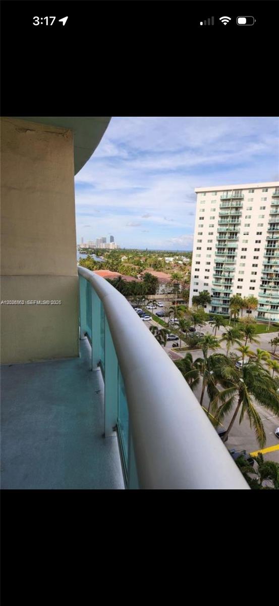 19390 Collins Ave #904