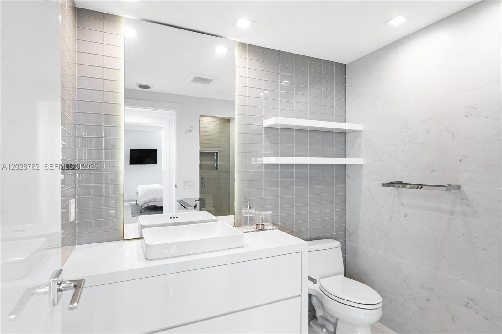 3801 Collins Ave #703 Miami Beach, FL 33140