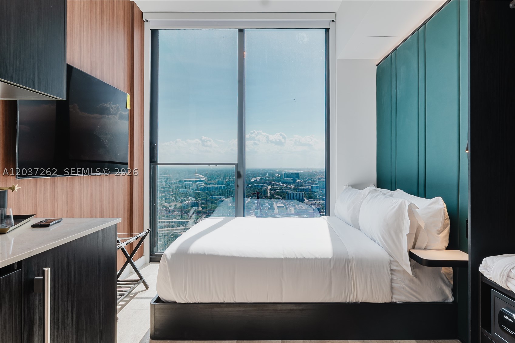 image E11EVEN Hotel & Residences3