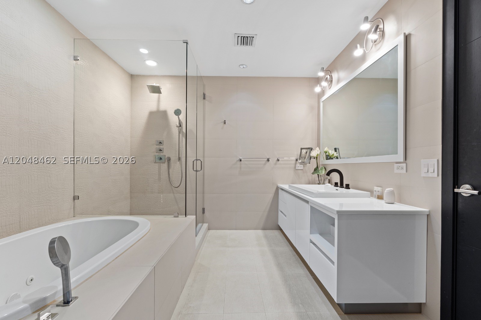 image Four Seasons Residences Miami9