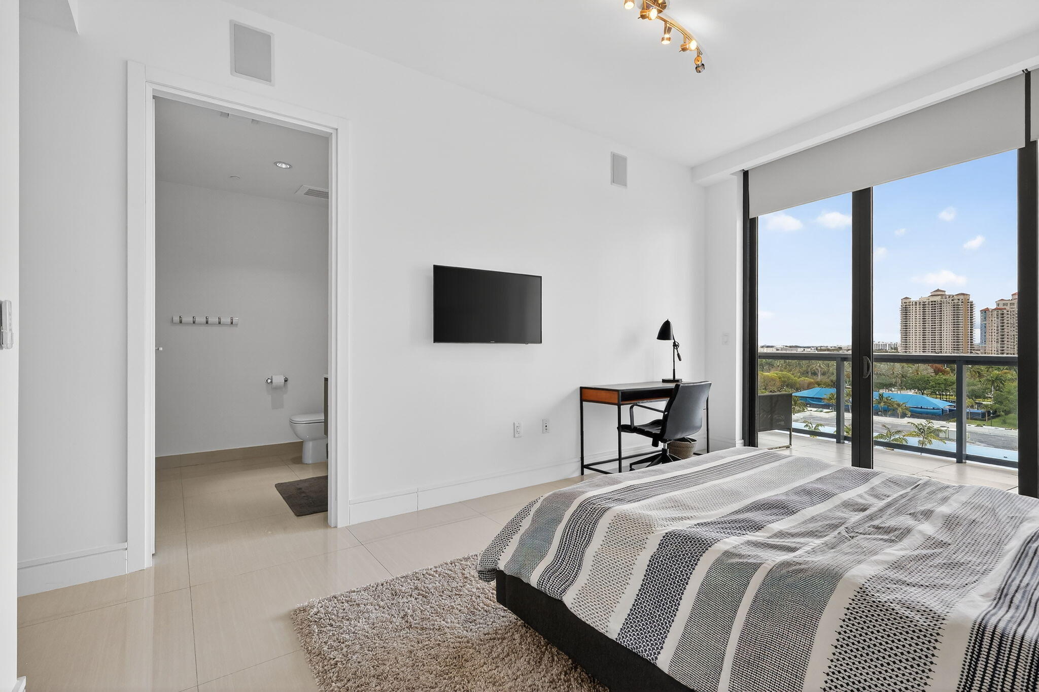 3250 NE 188th #706 Aventura, FL 33180