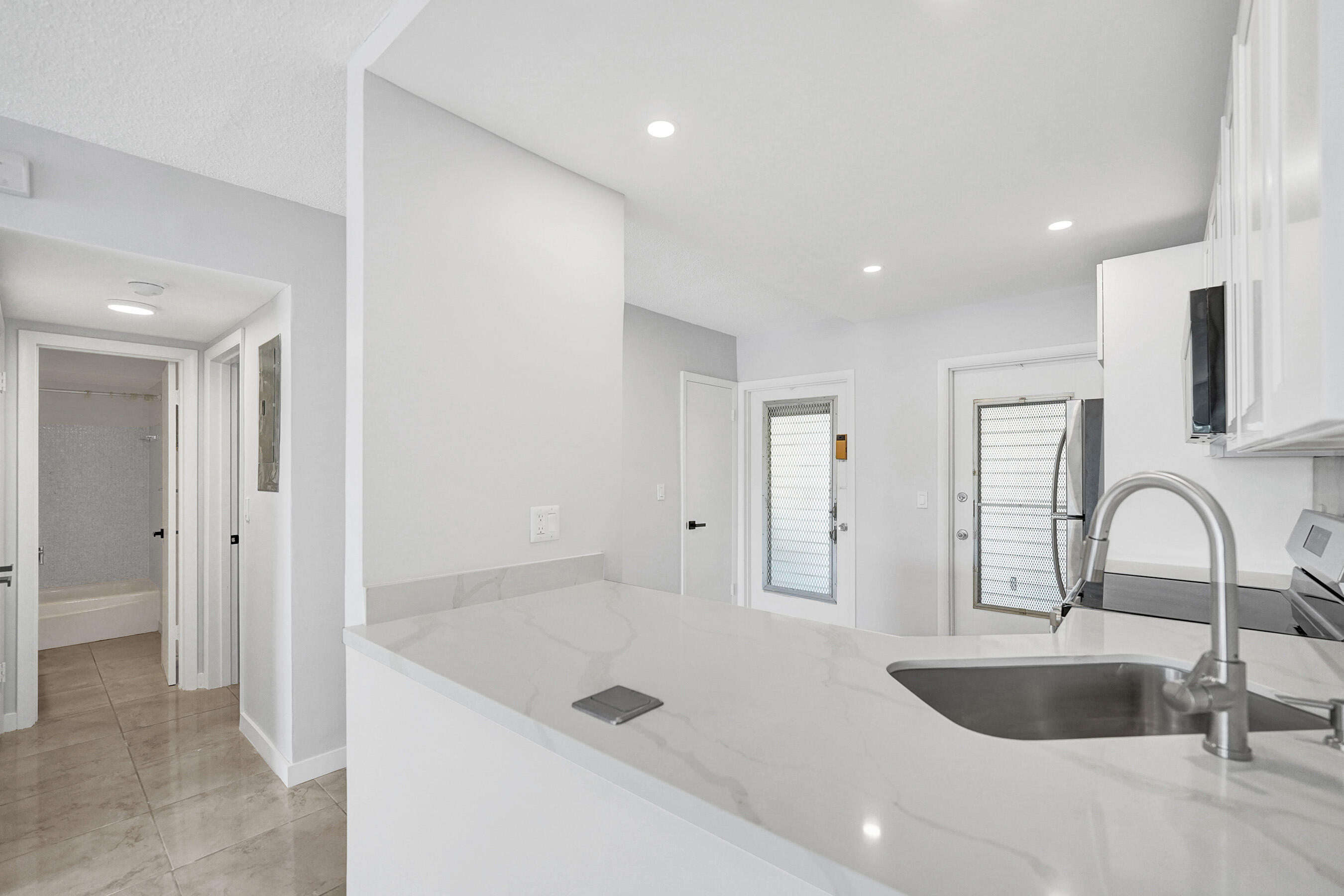 455 Paradise Isle #305 Hallandale Beach, FL 33009