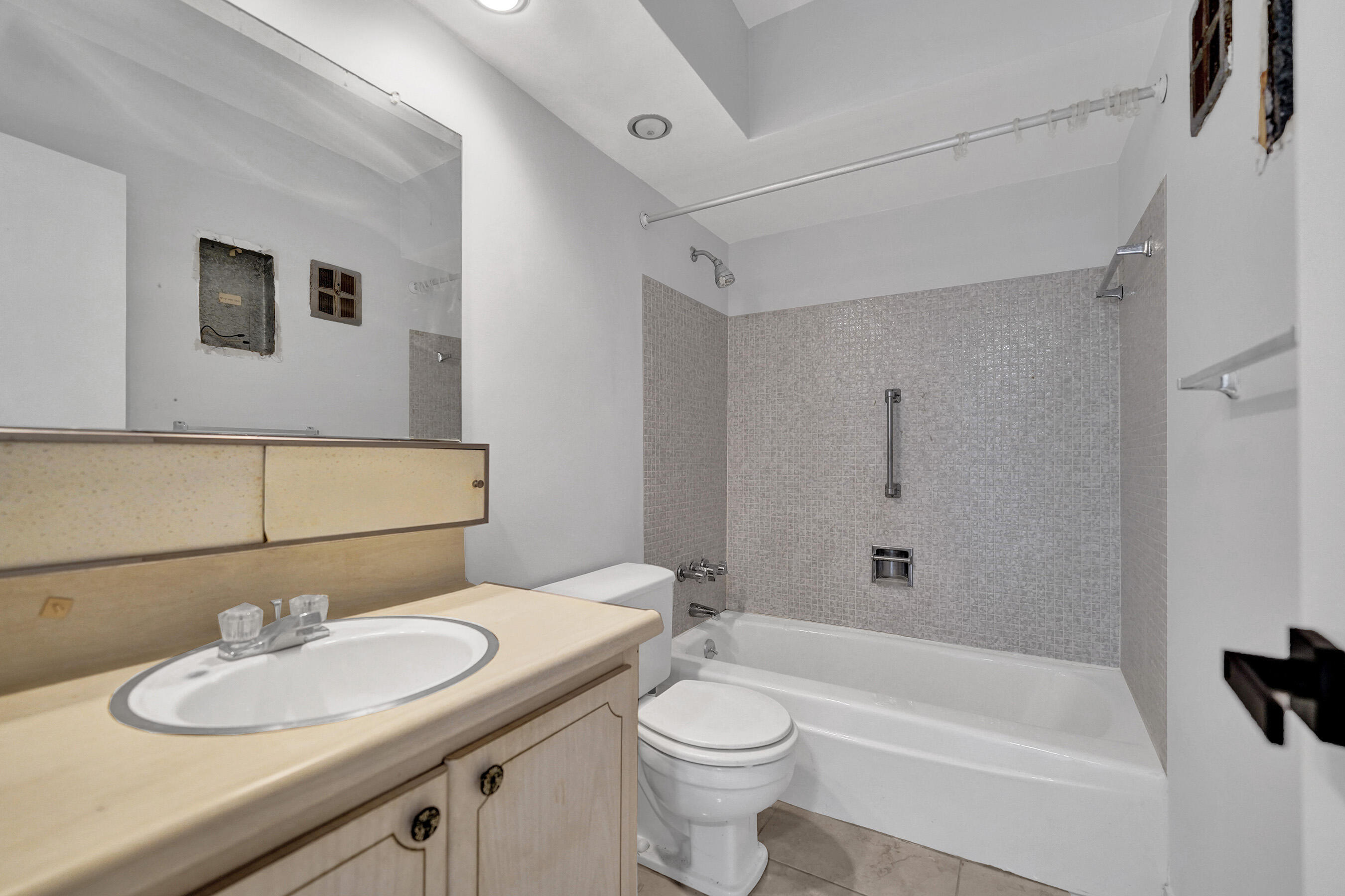 455 Paradise Isle #305 Hallandale Beach, FL 33009