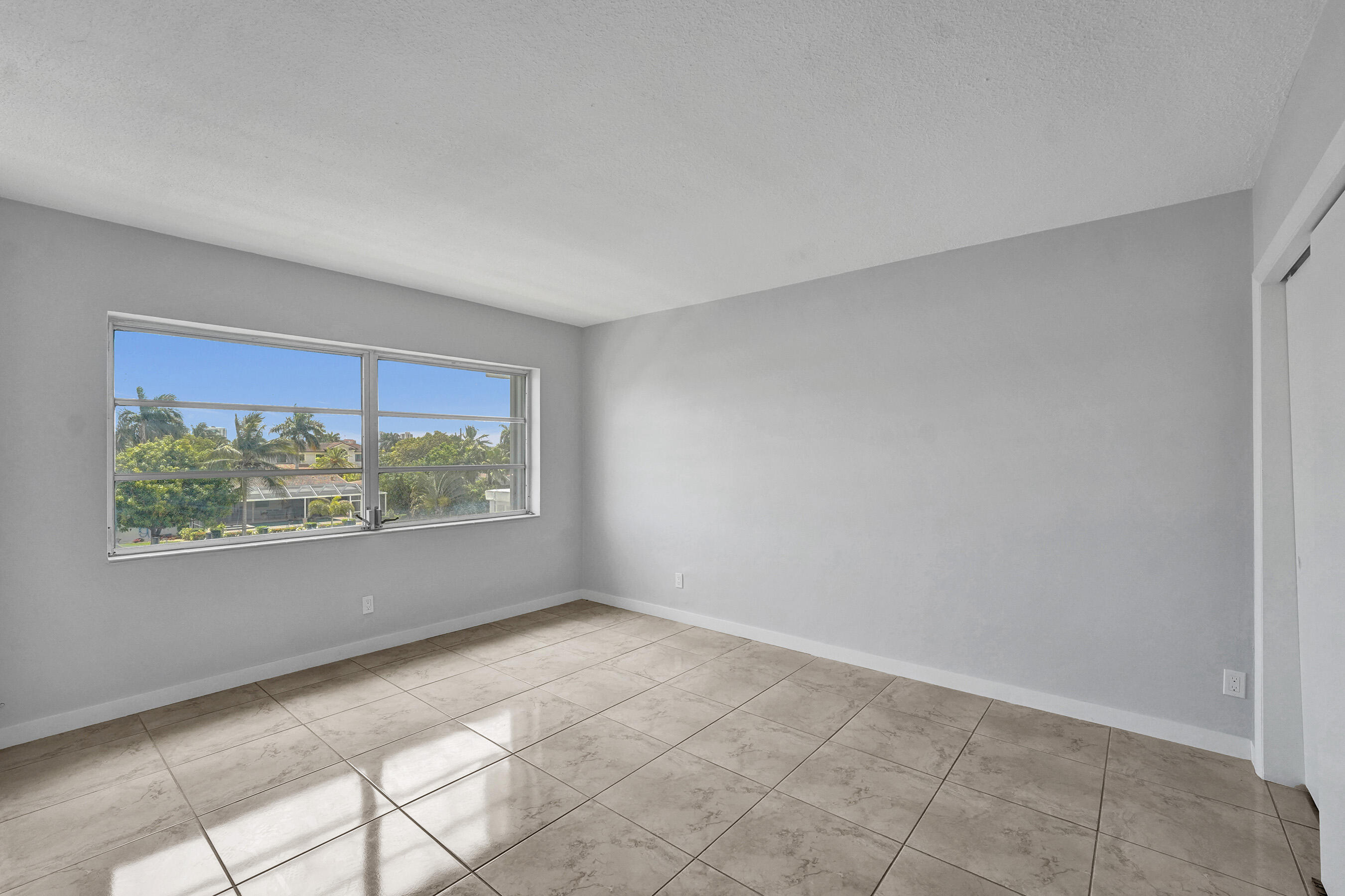 455 Paradise Isle #305 Hallandale Beach, FL 33009
