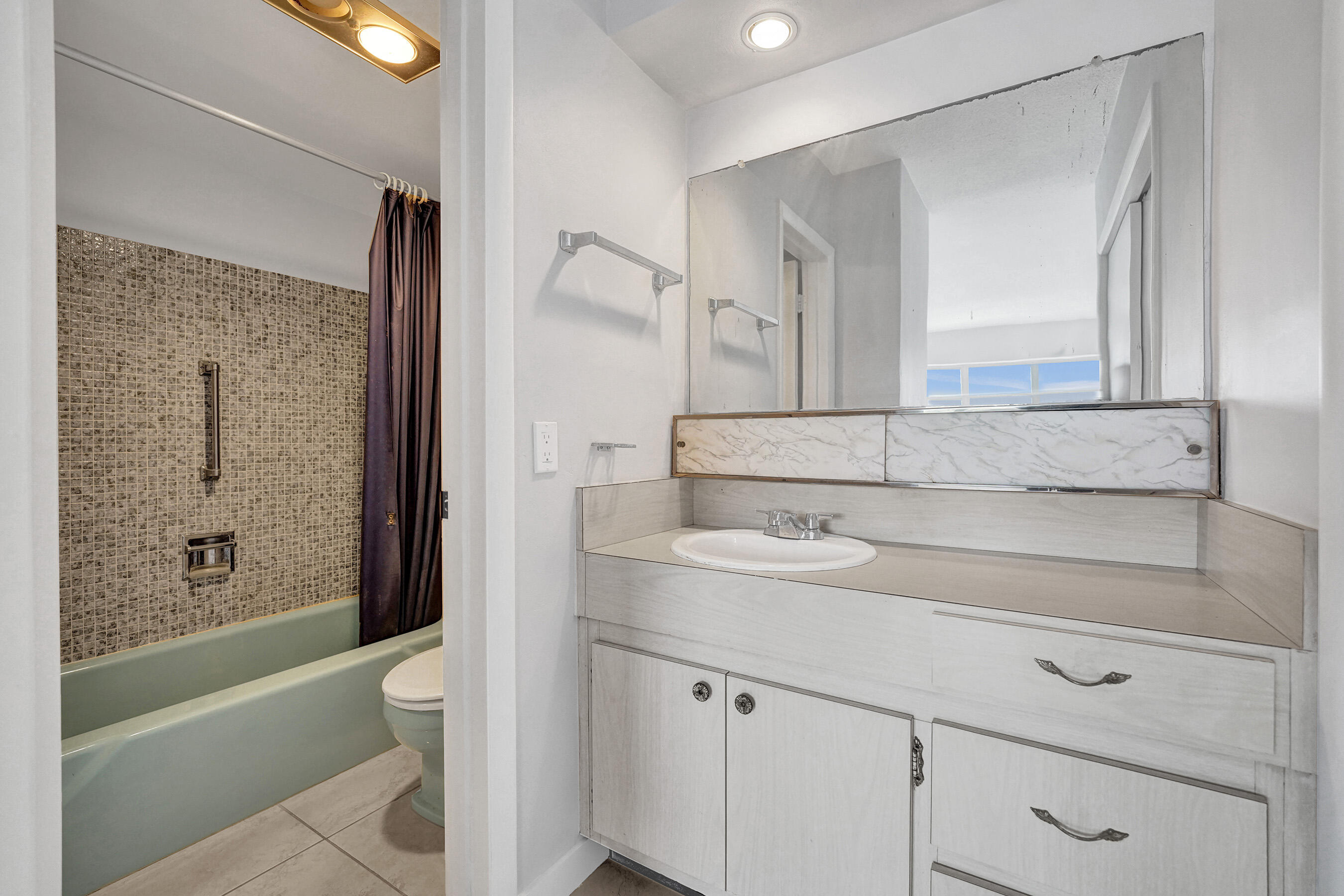 455 Paradise Isle #305 Hallandale Beach, FL 33009