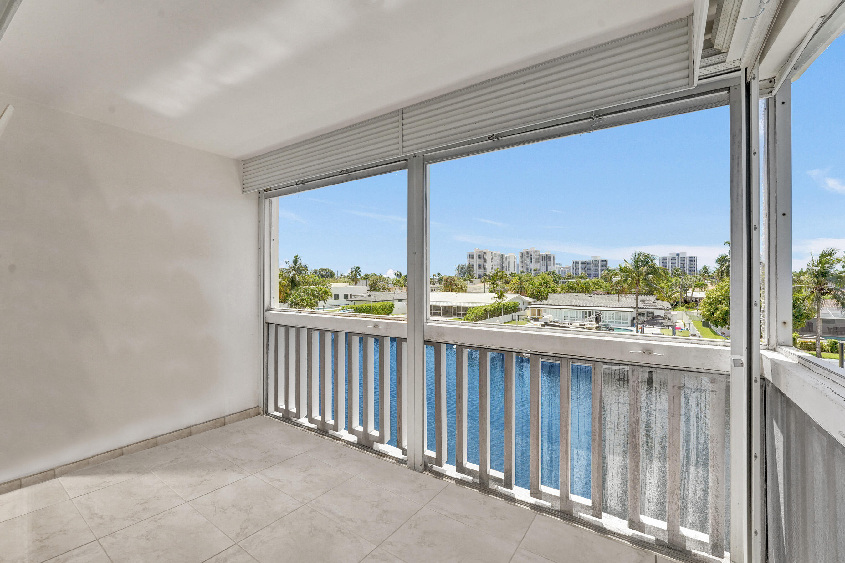 455 Paradise Isle #305 Hallandale Beach, FL 33009