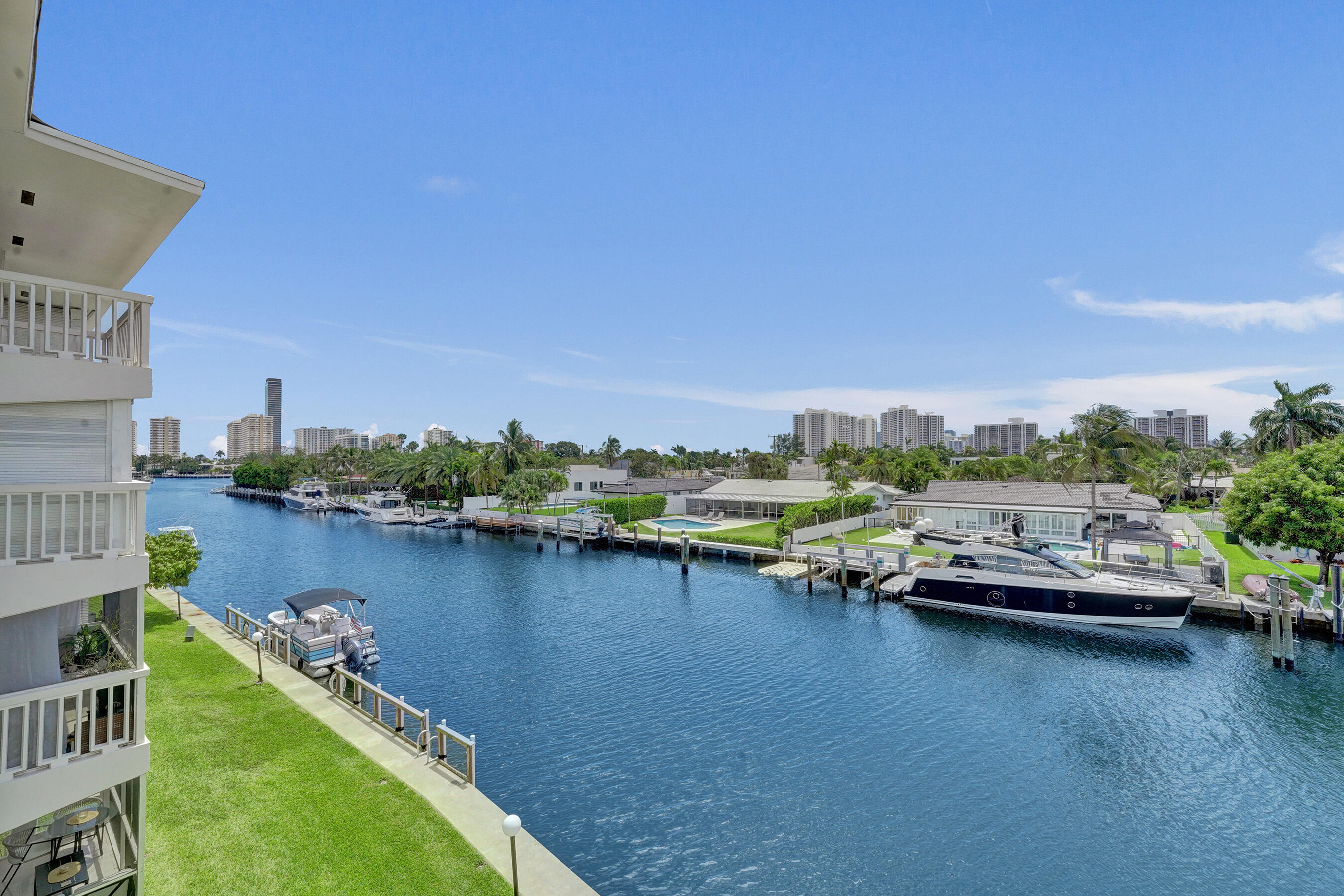 455 Paradise Isle #305 Hallandale Beach, FL 33009