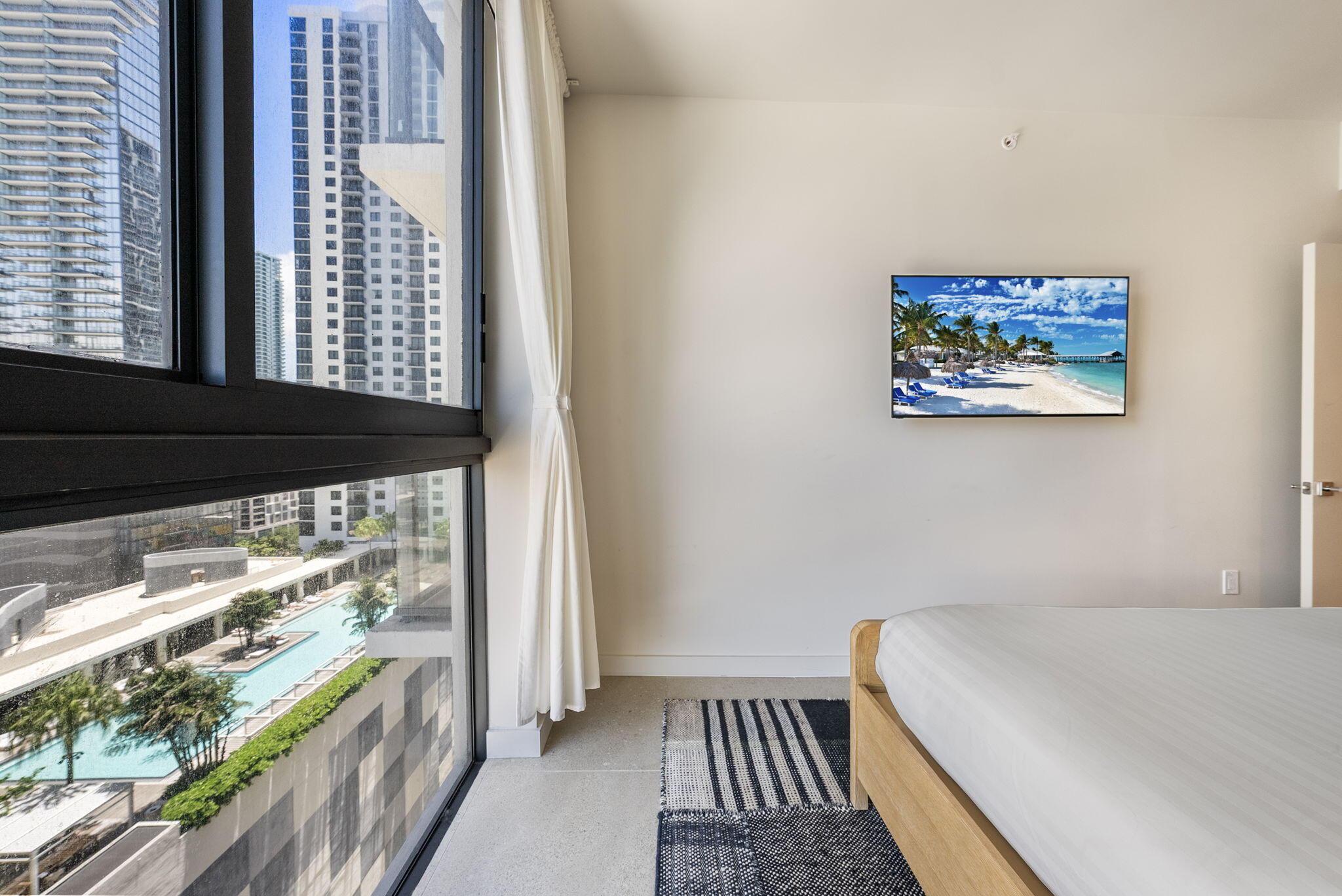 11 NE 6th #1912 Miami, FL 33132