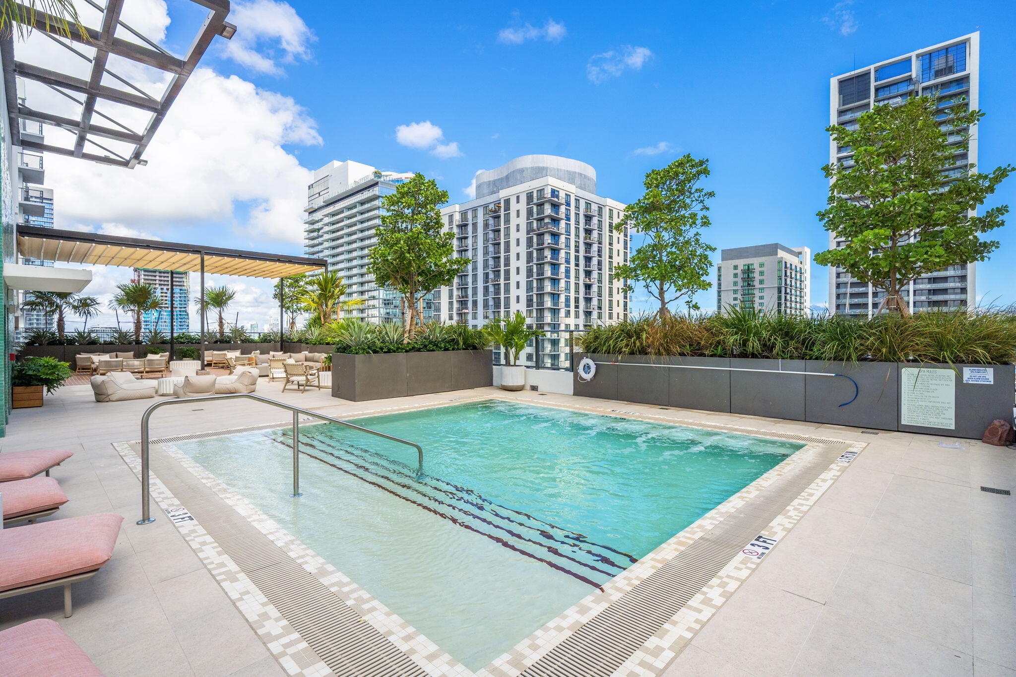 11 NE 6th #1912 Miami, FL 33132
