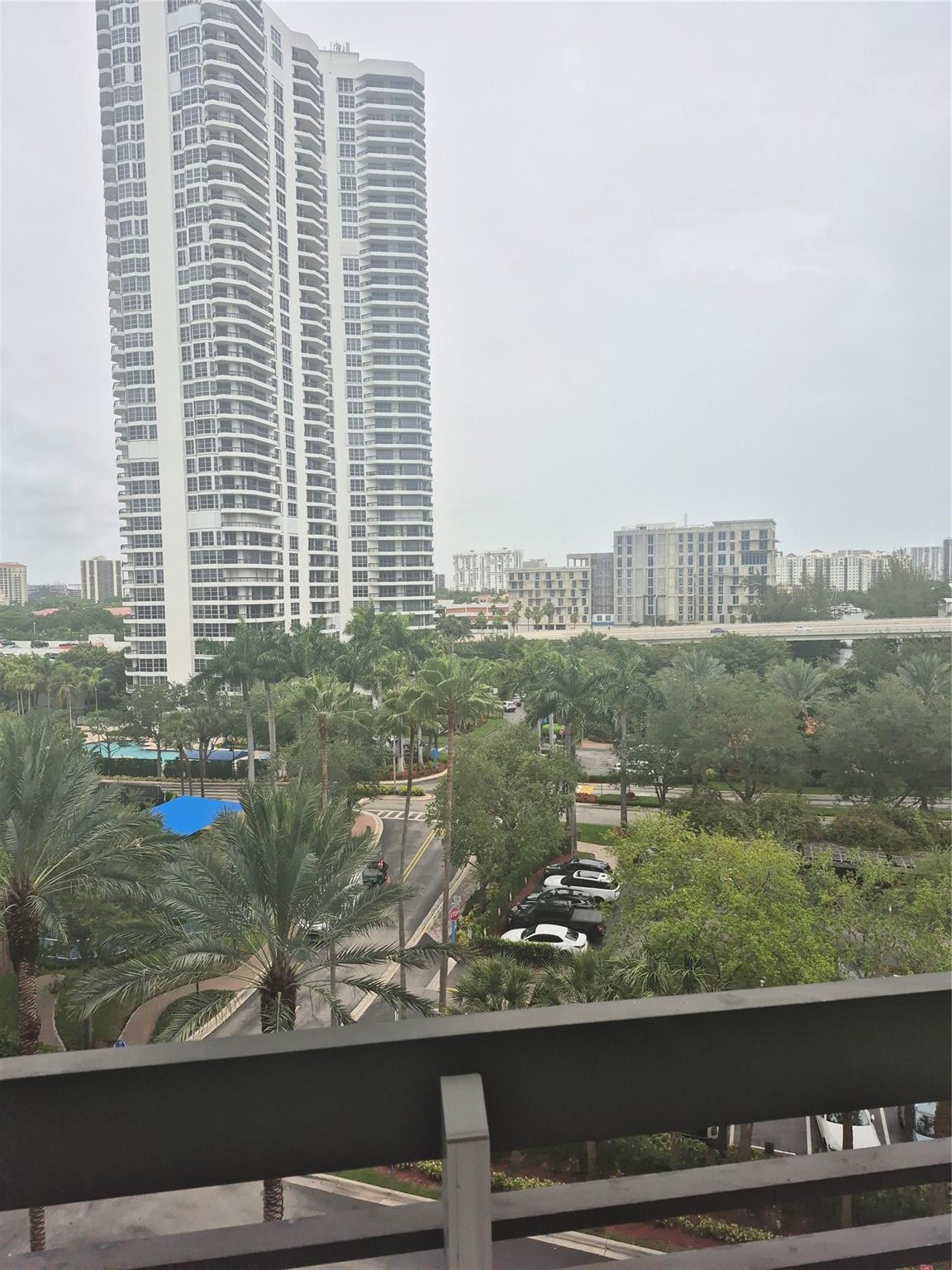 3600 Mystic Pointe Dr #811