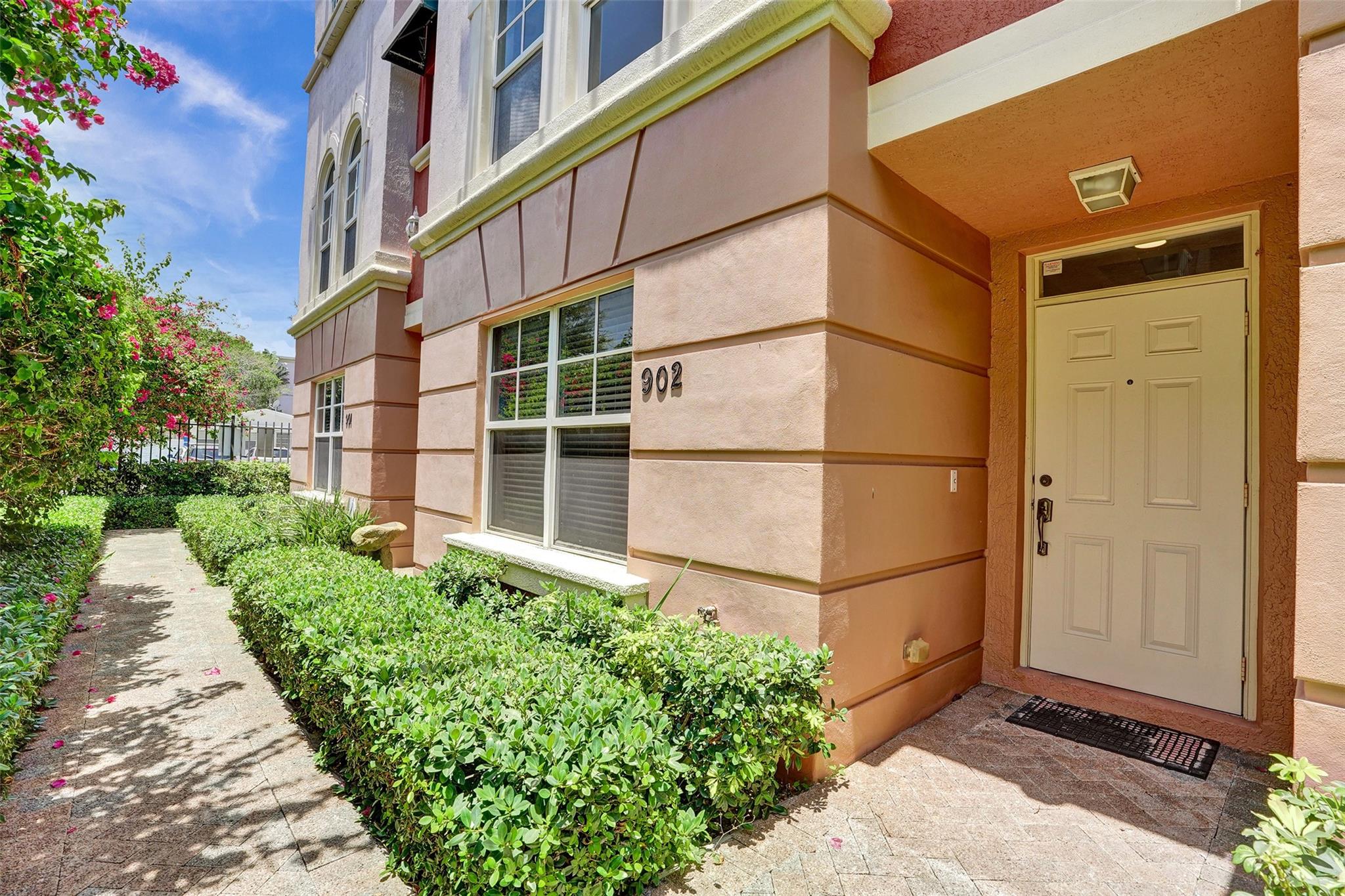 1033 NE 17th Way #902