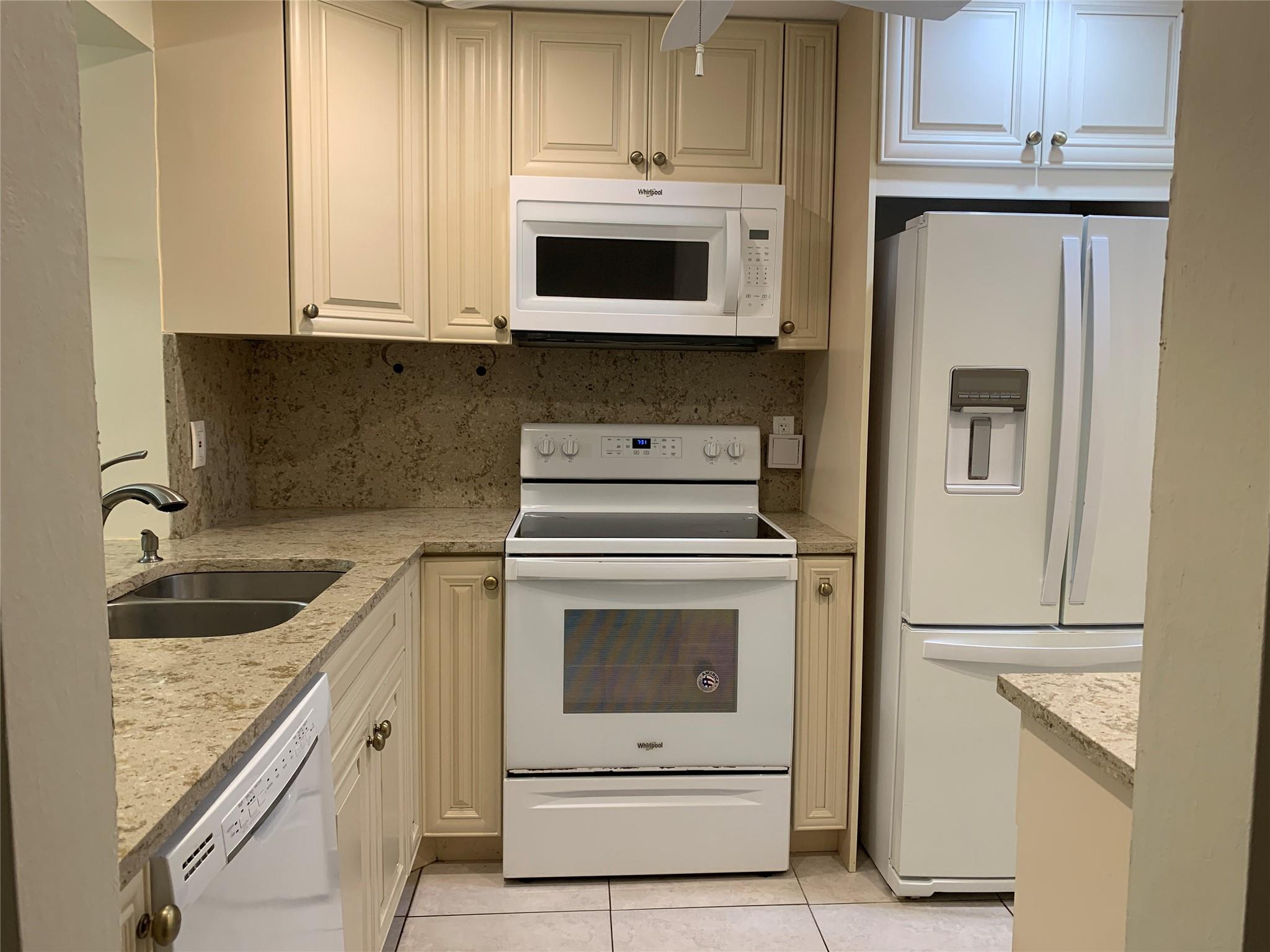 9460 Poinciana Pl #203 Davie, FL 33324