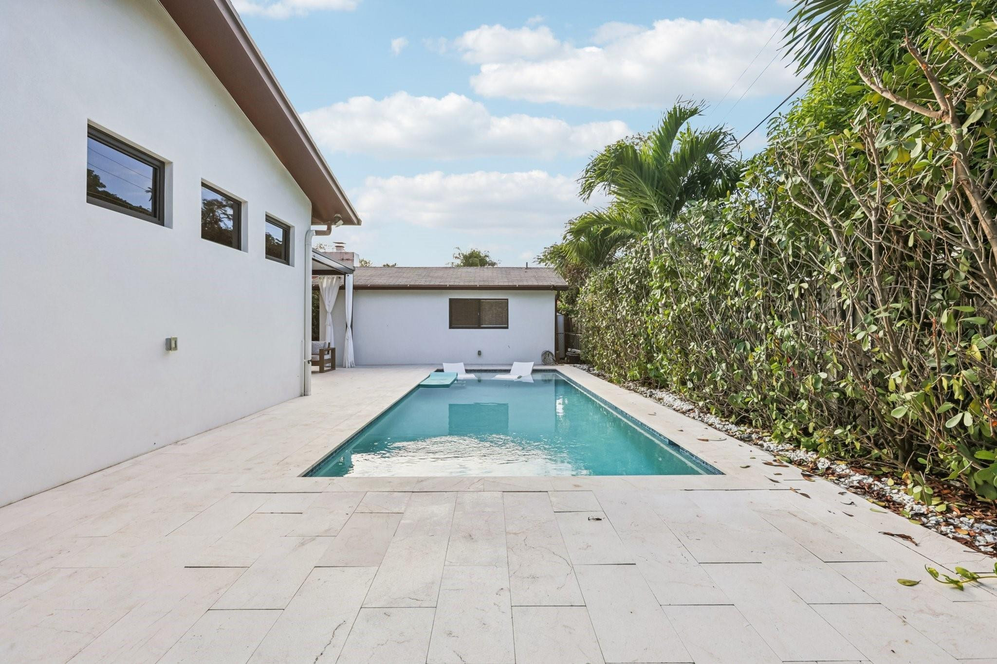 1660 SW 32nd Miami, FL 33145