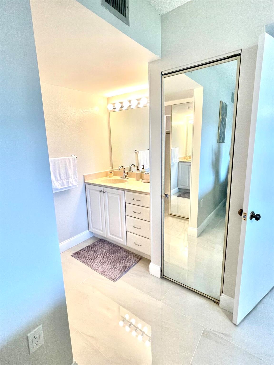 901 SW Seafarer Cir #202 Jupiter, FL 33477