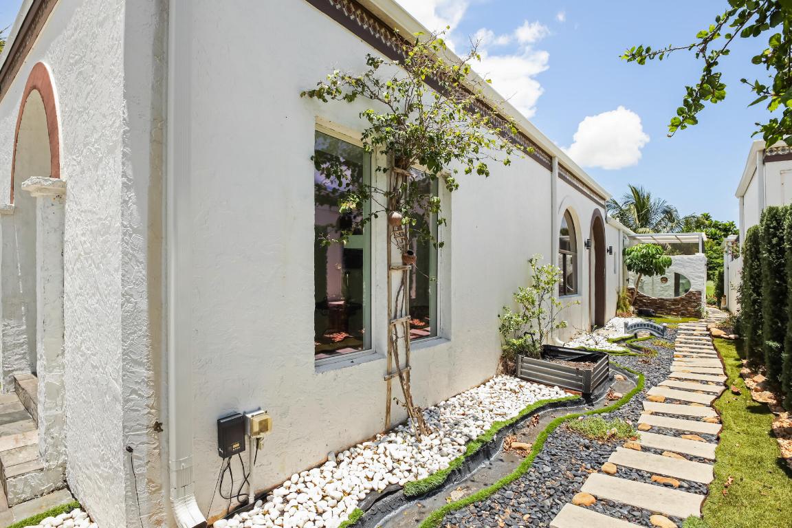 6590 Fountains Lake Worth, FL 33467