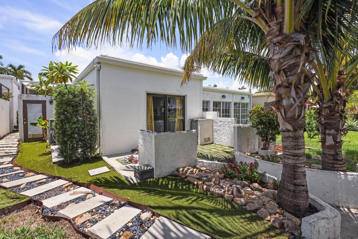 6590 Fountains Lake Worth, FL 33467