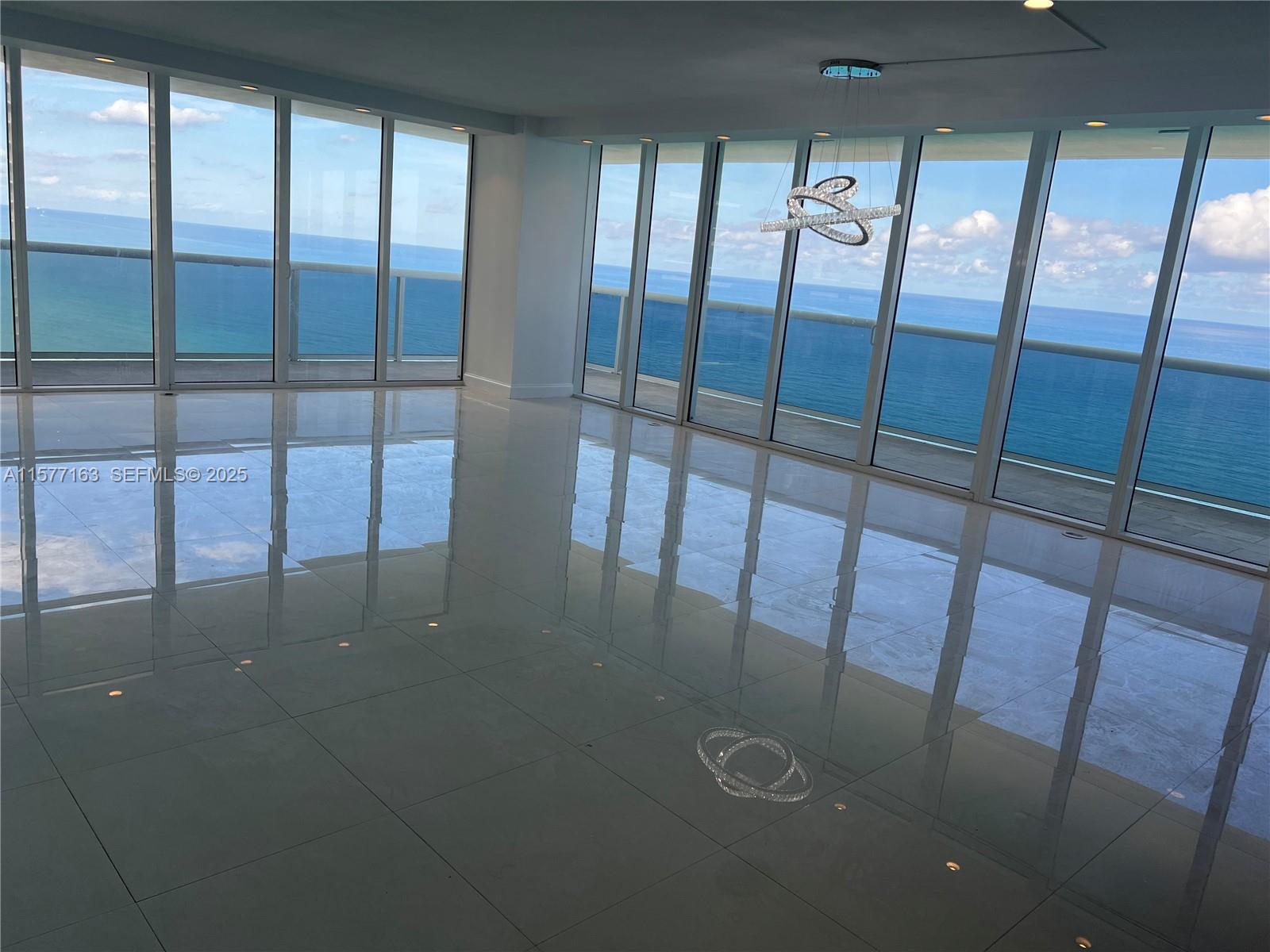 image Beach Club 225