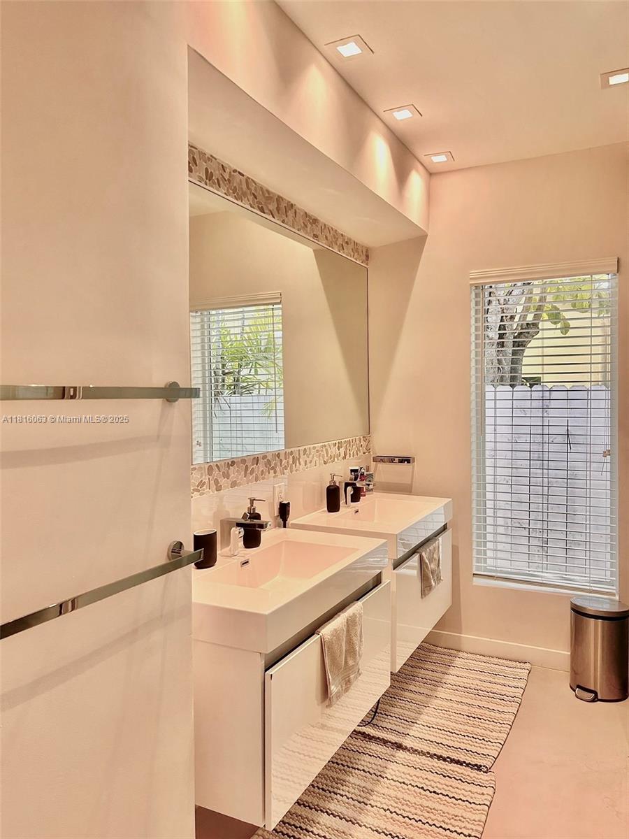 375 Harbor Ct #. Key Biscayne, FL 33149 375 Harbor Ct #. Key Biscayne, FL 33149