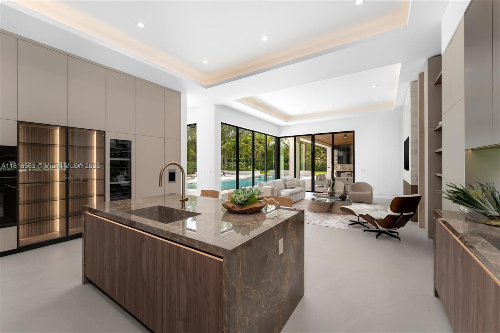 6900 SW 72nd Ct Miami, FL 33143