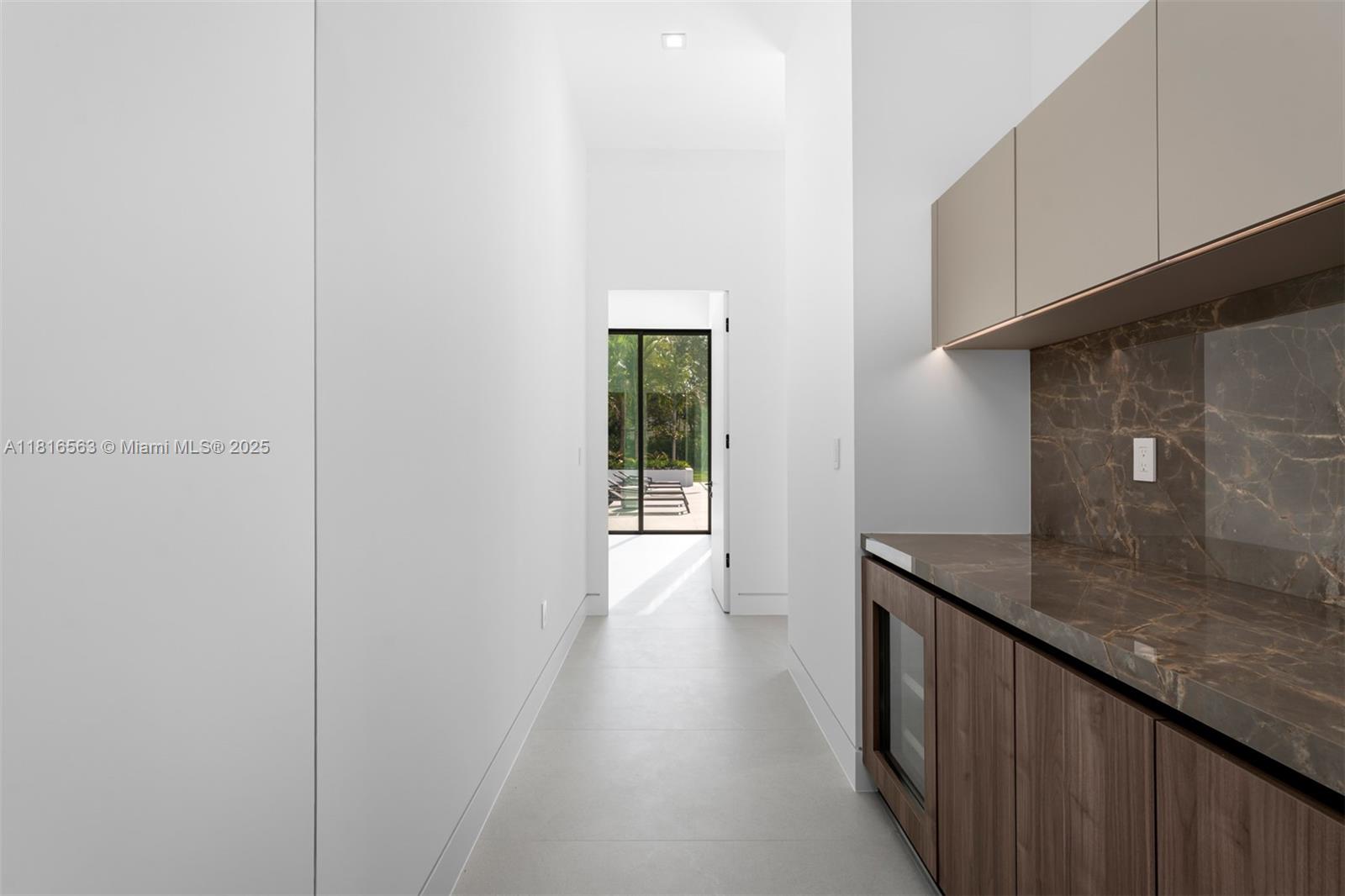 6900 SW 72nd Ct Miami, FL 33143