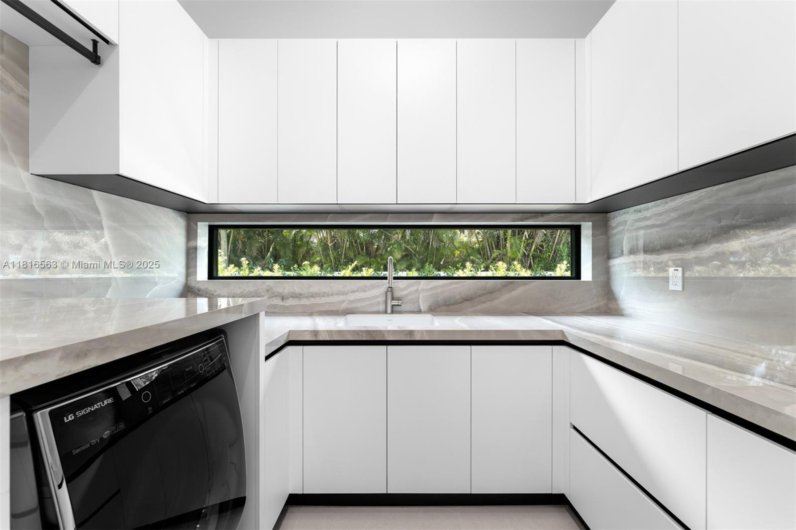 6900 SW 72nd Ct Miami, FL 33143