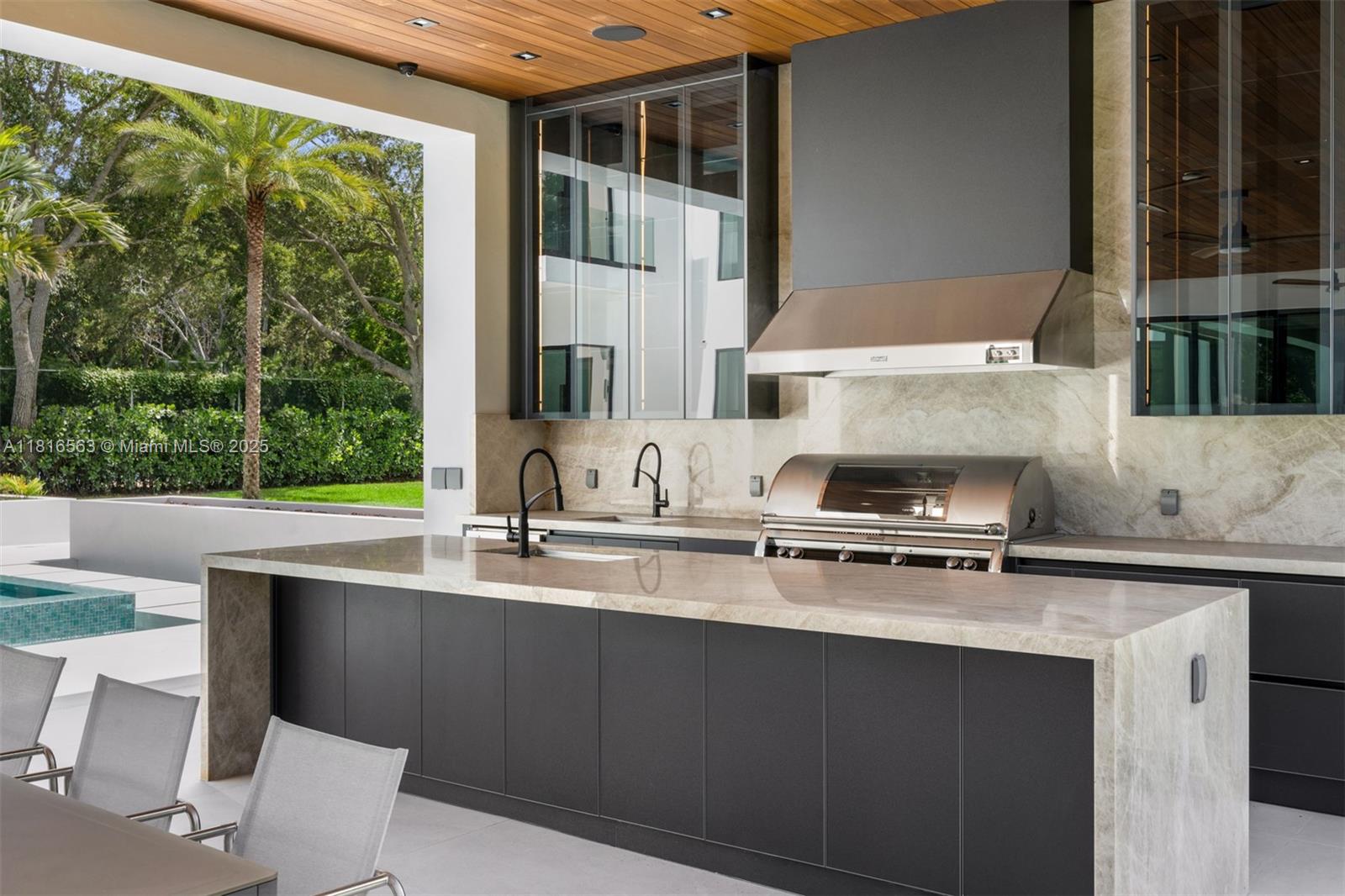 6900 SW 72nd Ct Miami, FL 33143