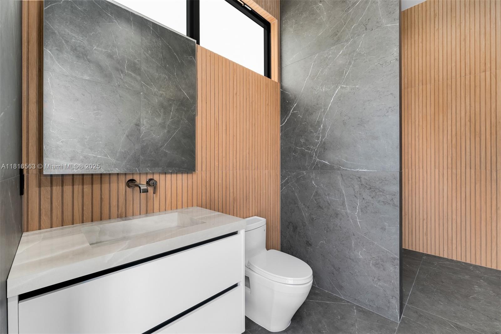 6900 SW 72nd Ct Miami, FL 33143