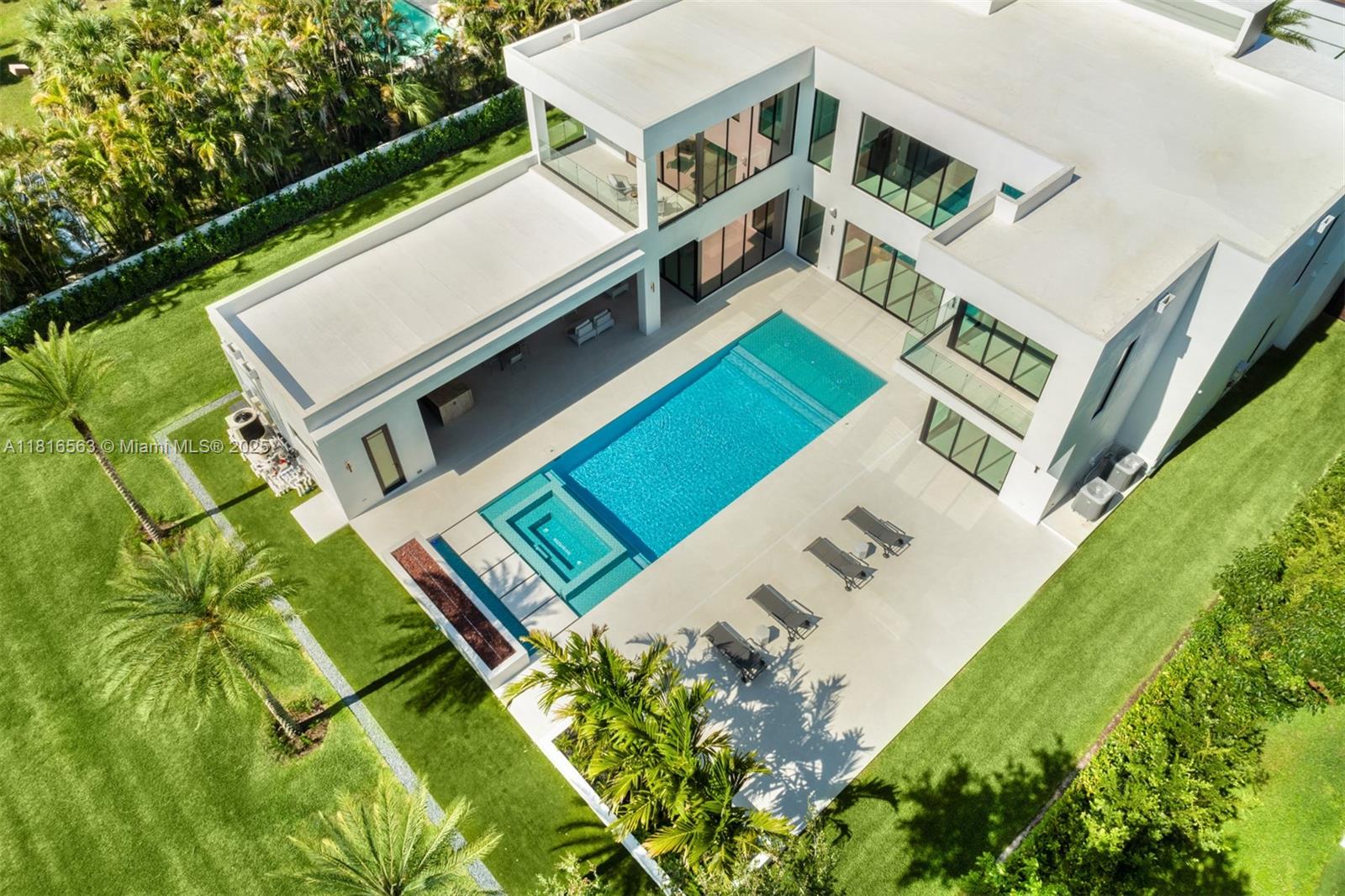 6900 SW 72nd Ct Miami, FL 33143