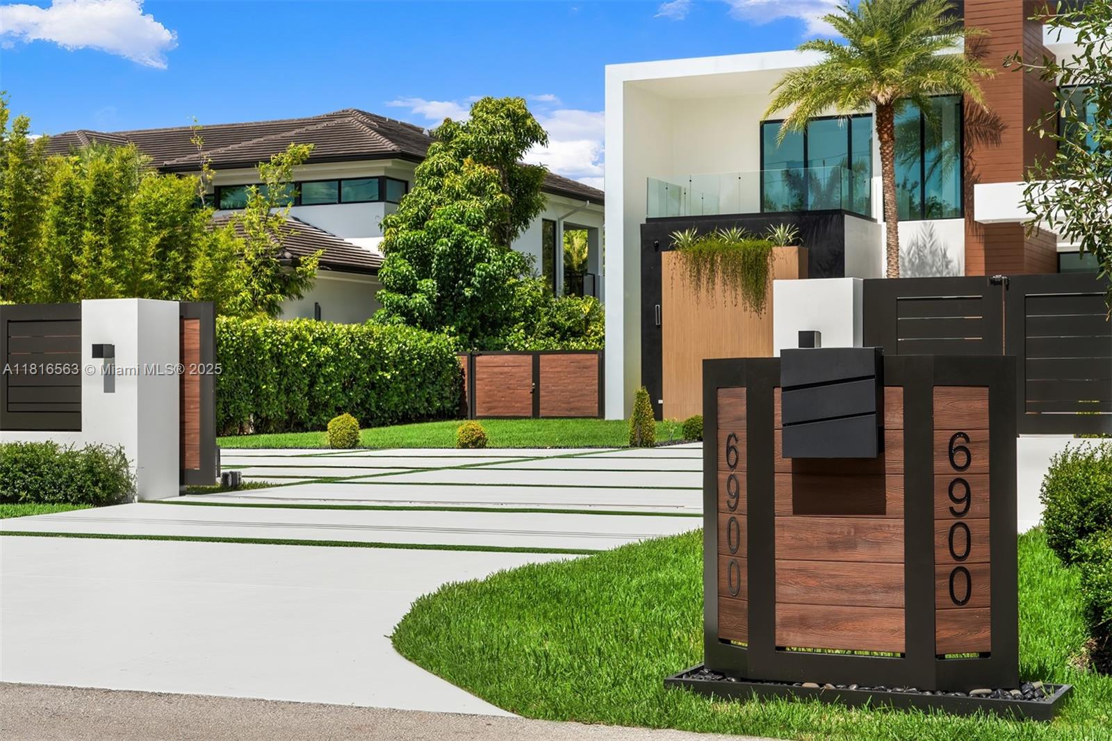 6900 SW 72nd Ct Miami, FL 33143