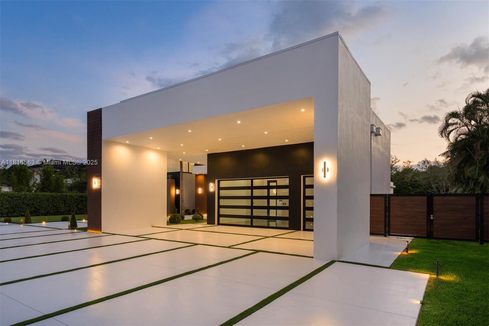 6900 SW 72nd Ct Miami, FL 33143