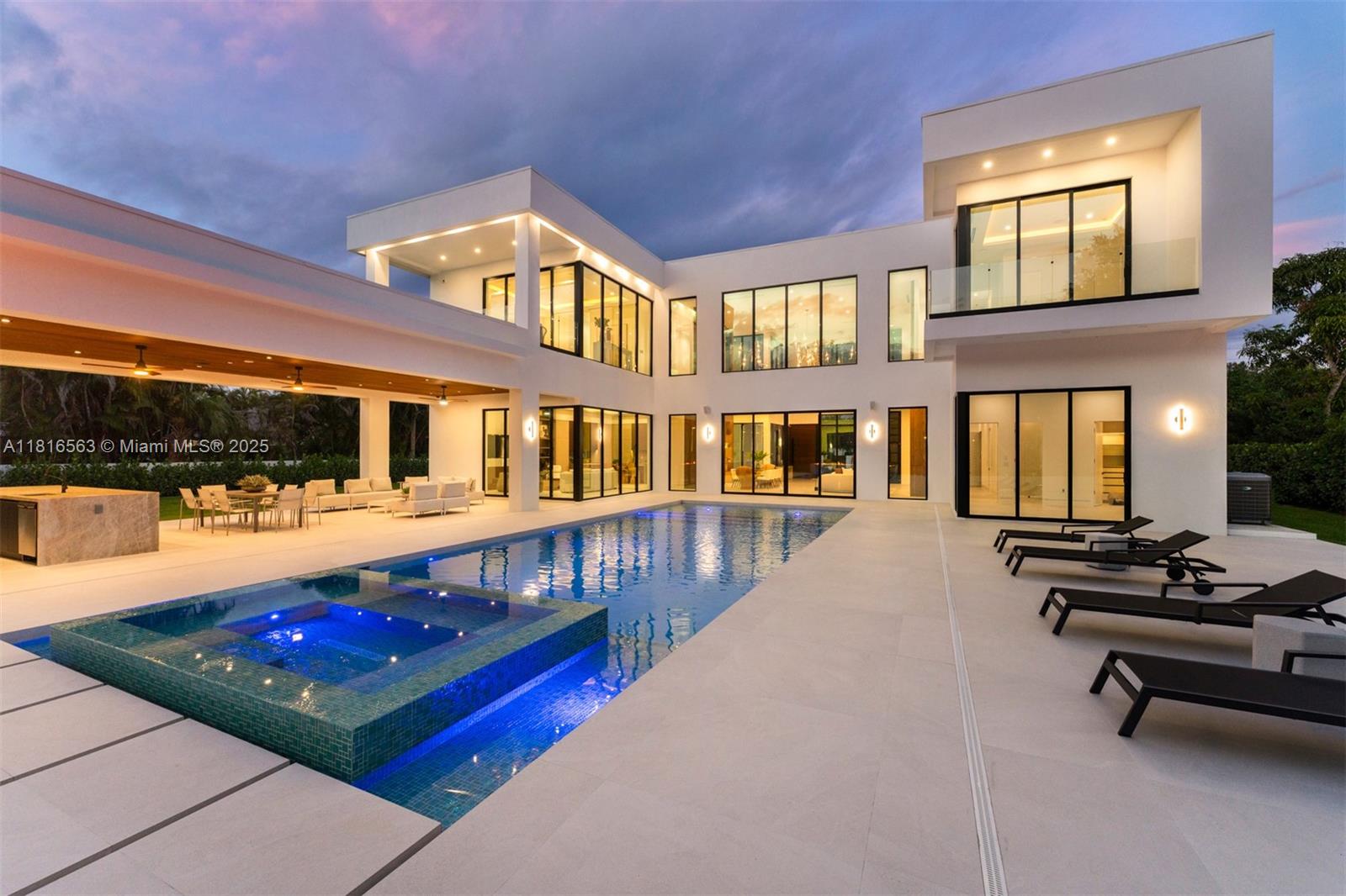 6900 SW 72nd Ct Miami, FL 33143