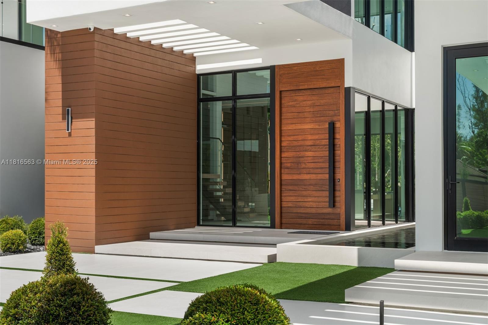 6900 SW 72nd Ct Miami, FL 33143