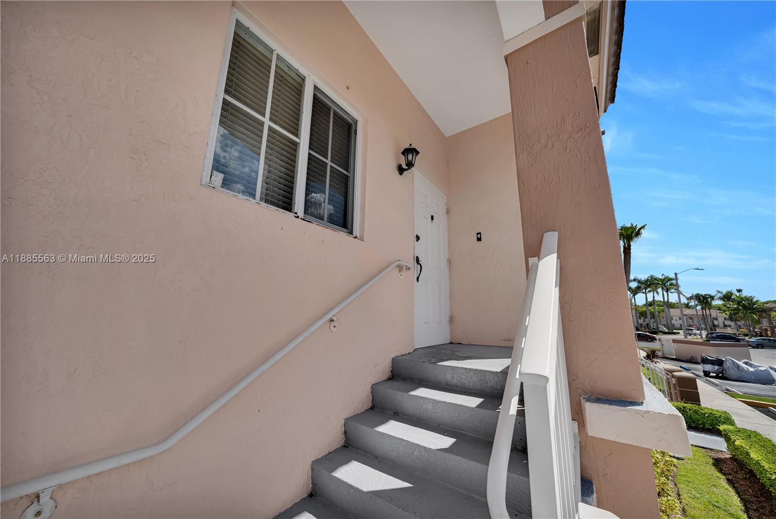 1261 SE 27th St #203 Homestead, FL 33035
