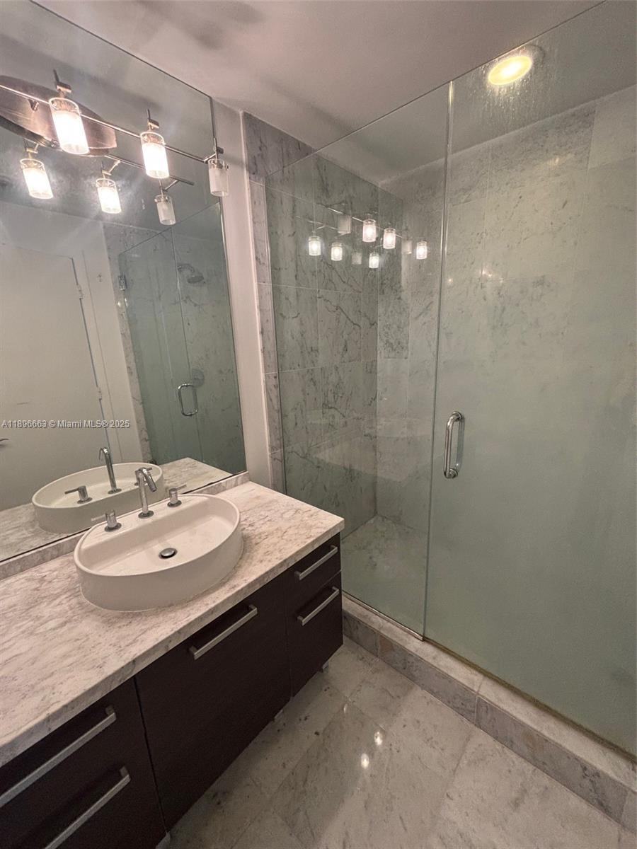 image Vizcayne Condominium10