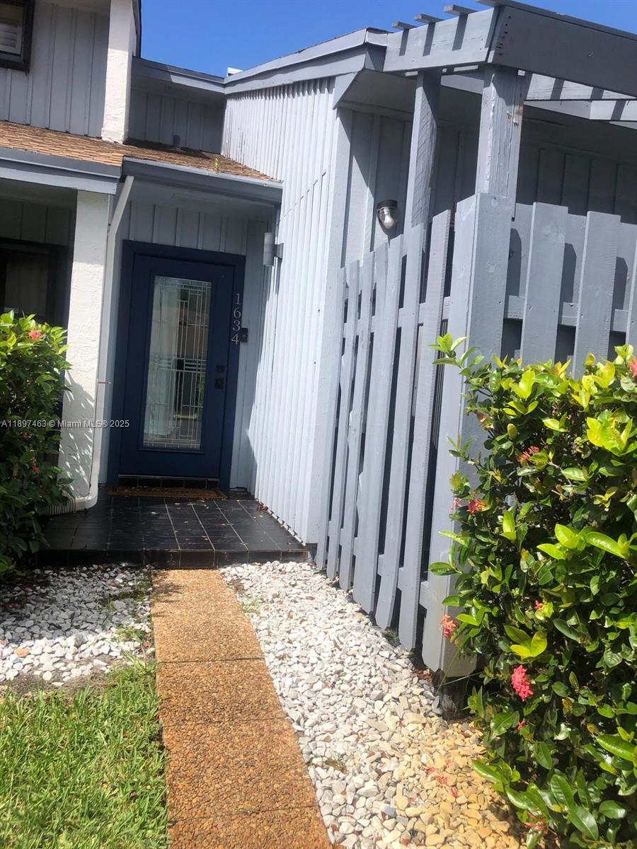 1634 N 15th Ter