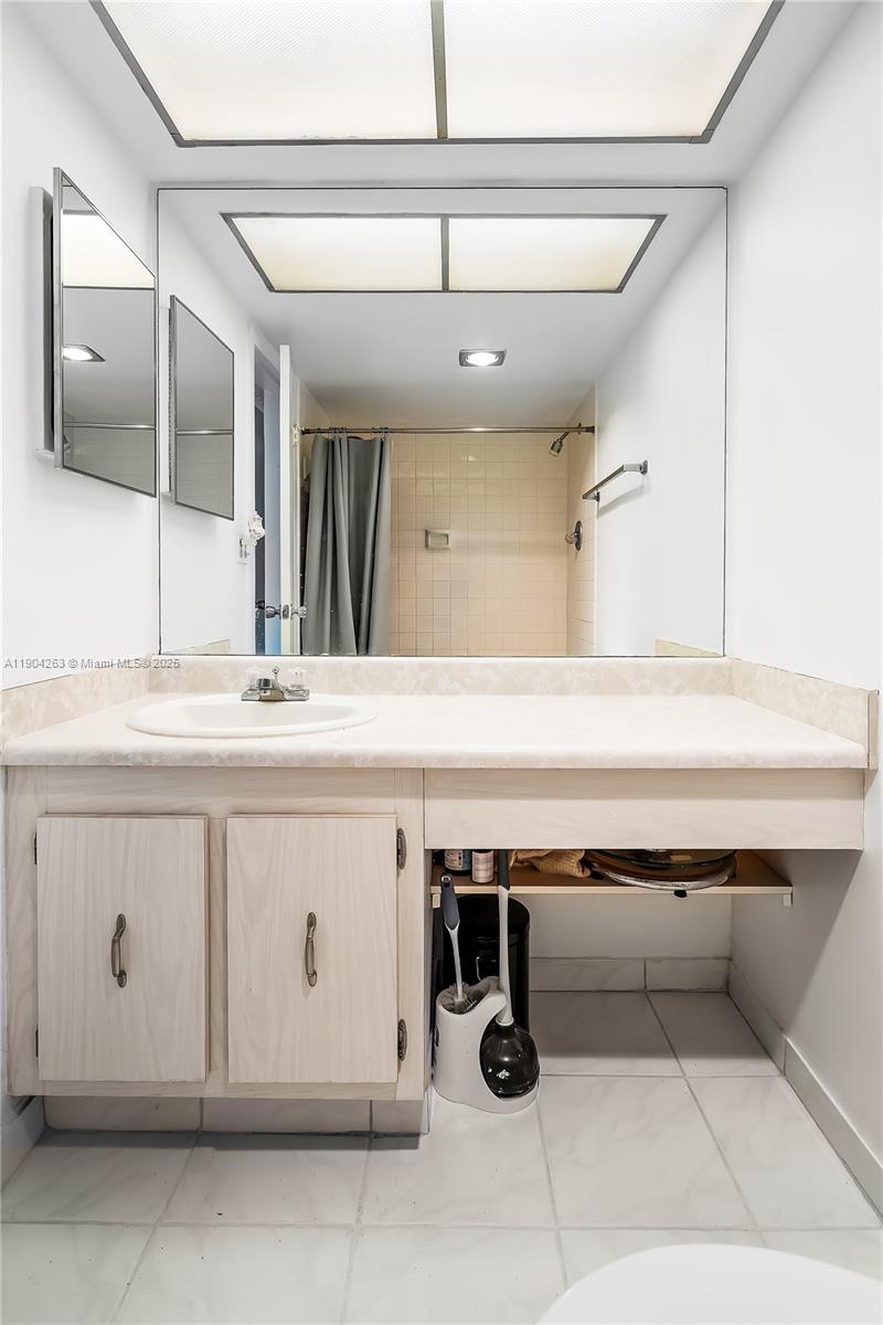 image Winston Towers 500 Condo25