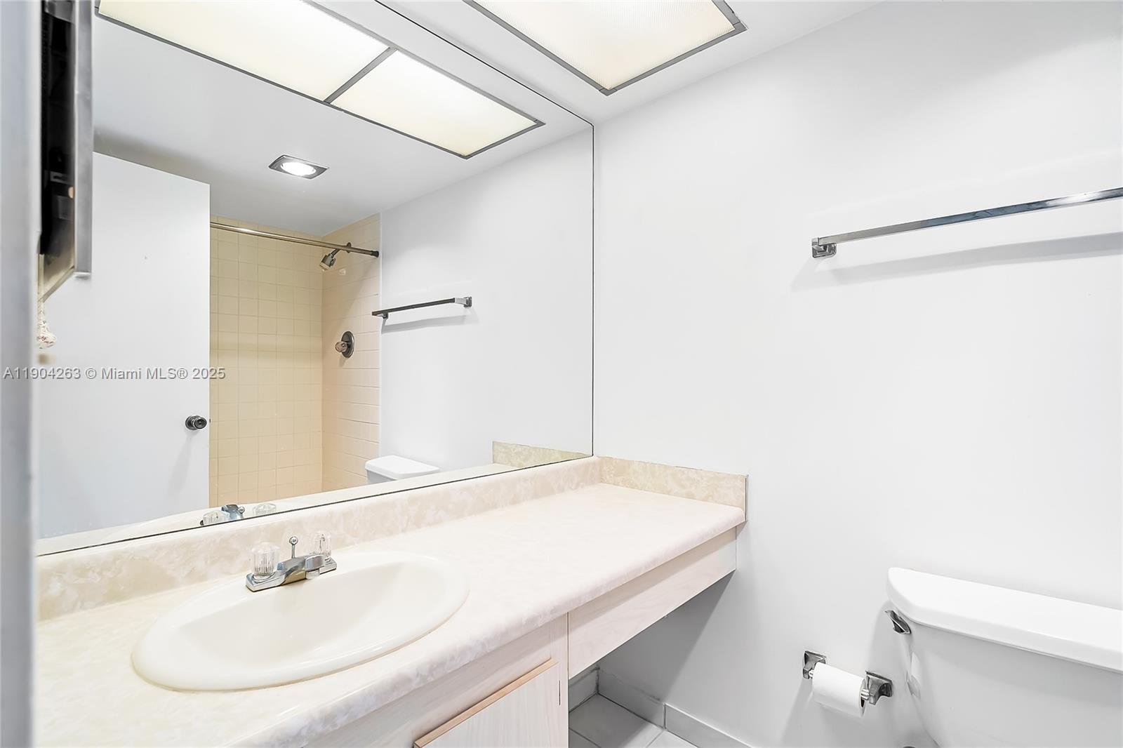 image Winston Towers 500 Condo26