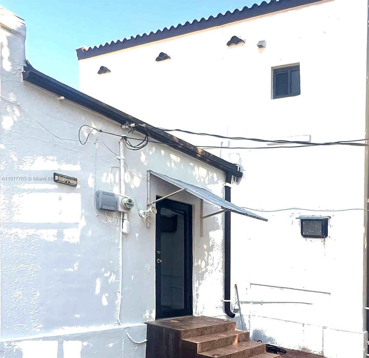 2152 SW 10th Miami, FL 33135