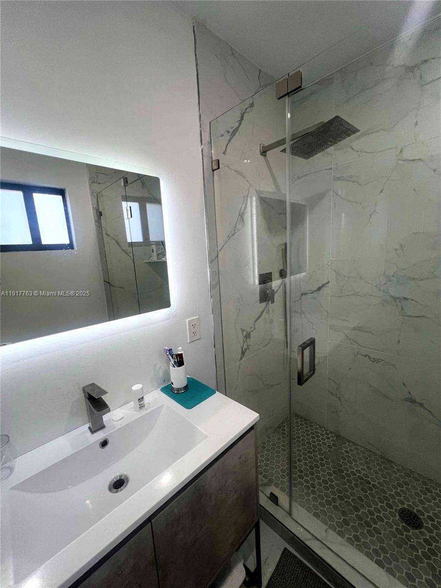 2152 SW 10th Miami, FL 33135