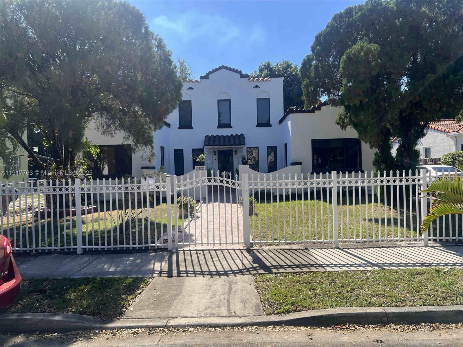 2152 SW 10th Miami, FL 33135