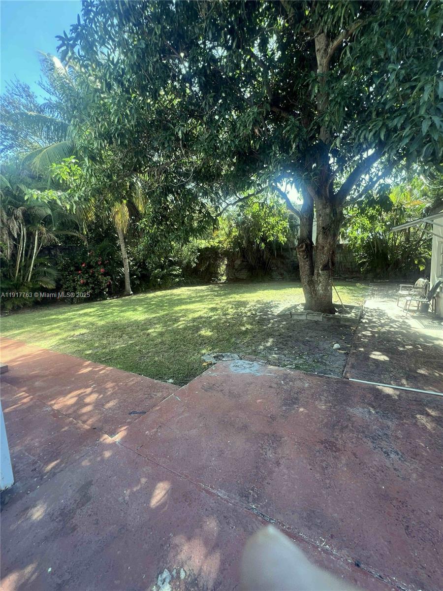 2152 SW 10th Miami, FL 33135