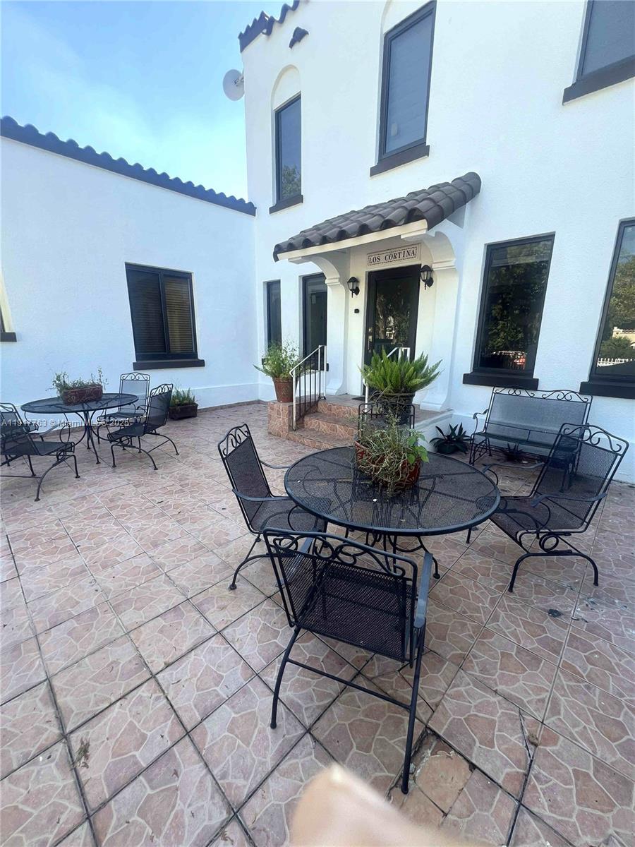 2152 SW 10th Miami, FL 33135